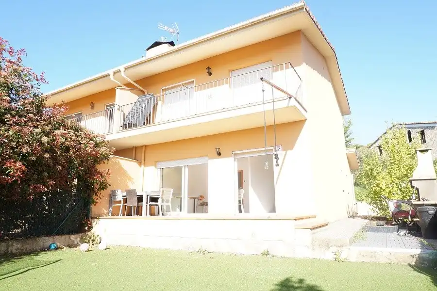 Vista exterior de Casa adosada en venda en Montagut i Oix amb Aire condicionat, Calefacció i Terrassa
