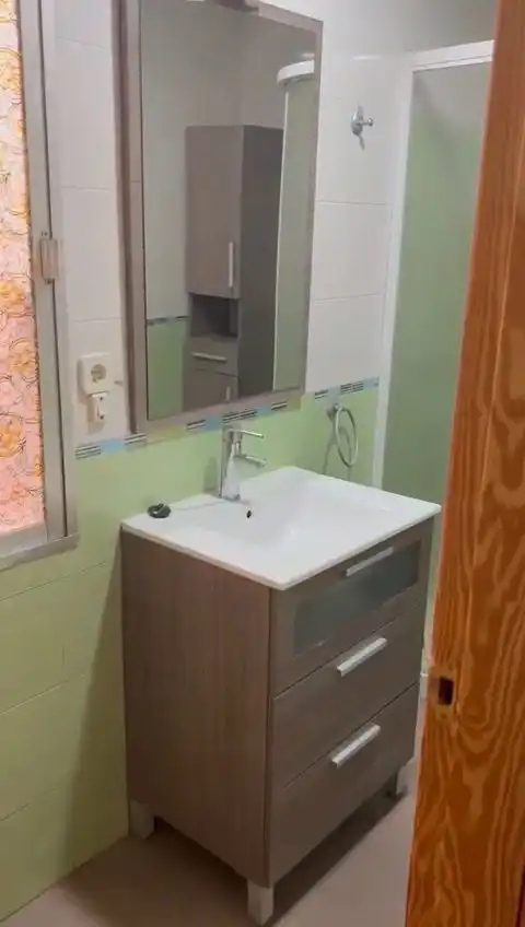 Badezimmer von Wohnung zur Miete in Granada mit Heizung, Möbliert und Waschmaschine