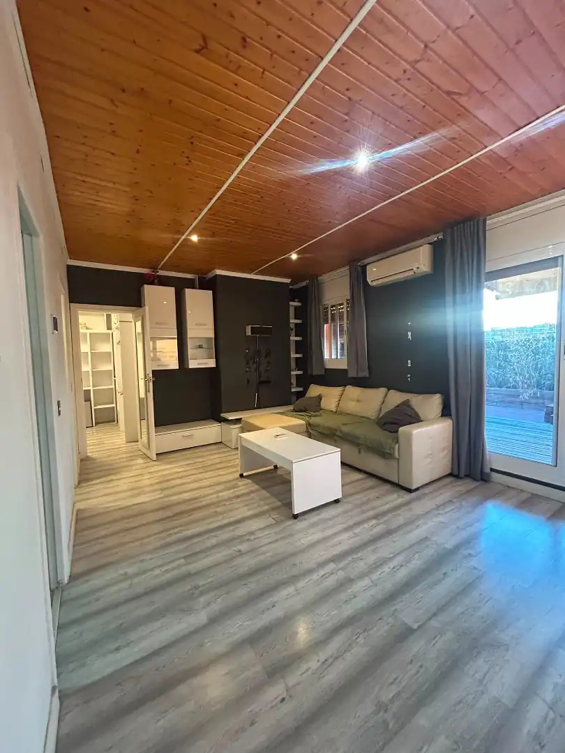 Sala de estar de Ático en venta en Santa Coloma de Gramenet con Aire acondicionado, Parquet y Terraza