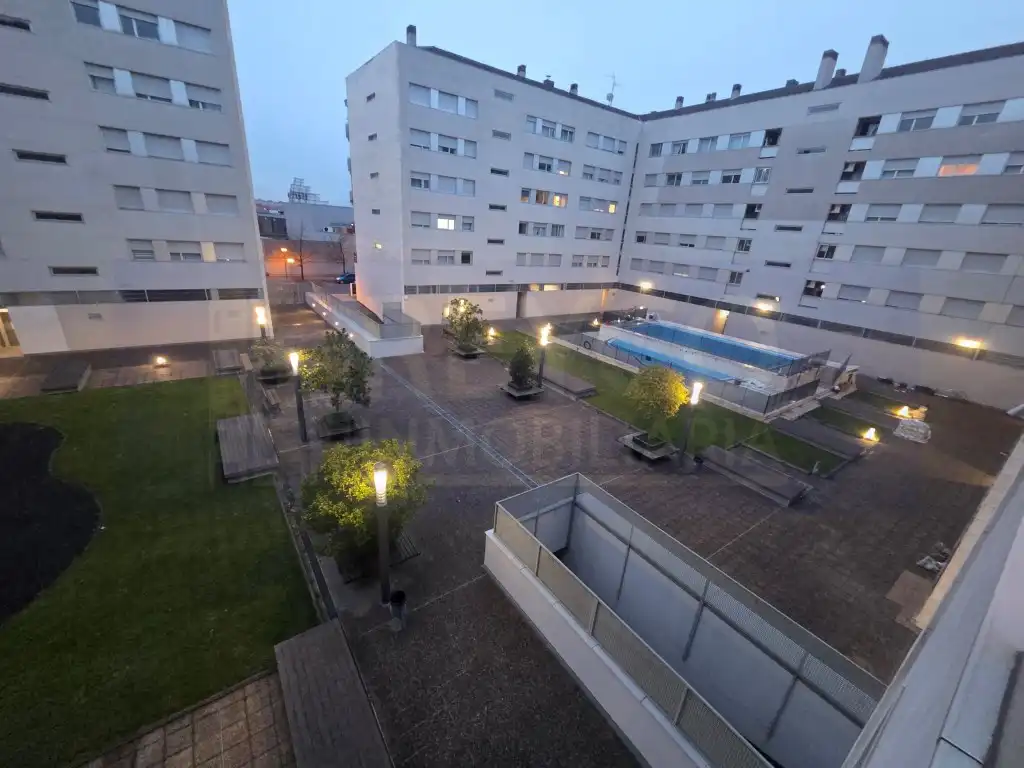 Vista exterior de Piso en venta en  Logroño con Piscina