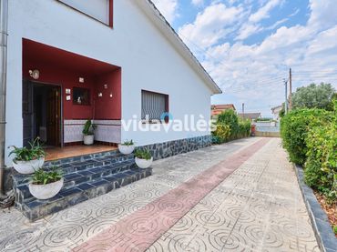 Casa con piscina in vendita a Carrer del Montseny