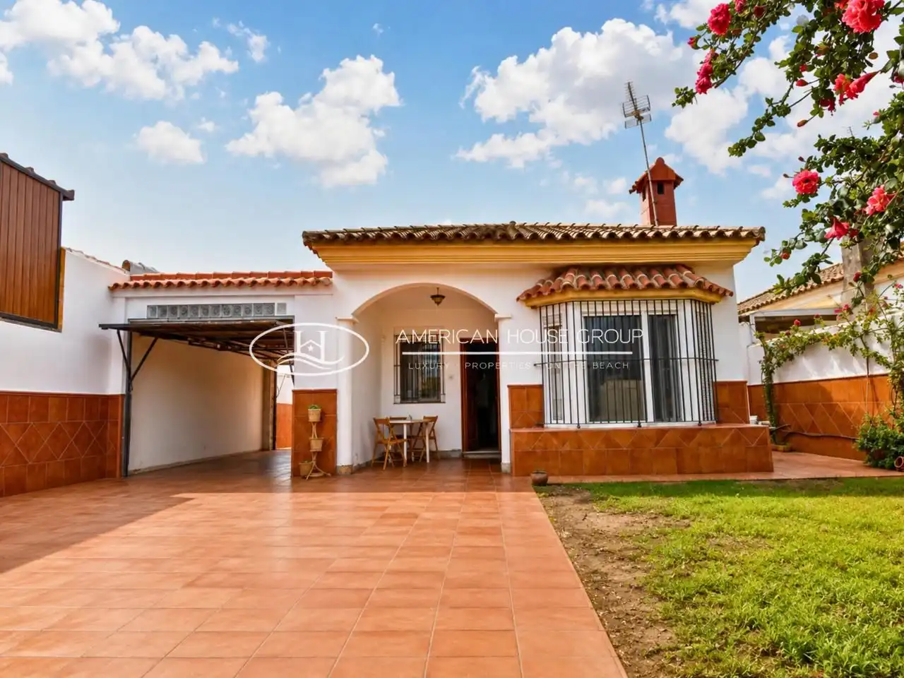 Vista exterior de Casa o xalet en venda en Chiclana de la Frontera amb Jardí privat