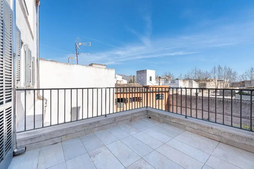 Terrasse von Einfamilien-Reihenhaus zum Verkauf in Pollença mit Klimaanlage, Heizung und Privatgarten