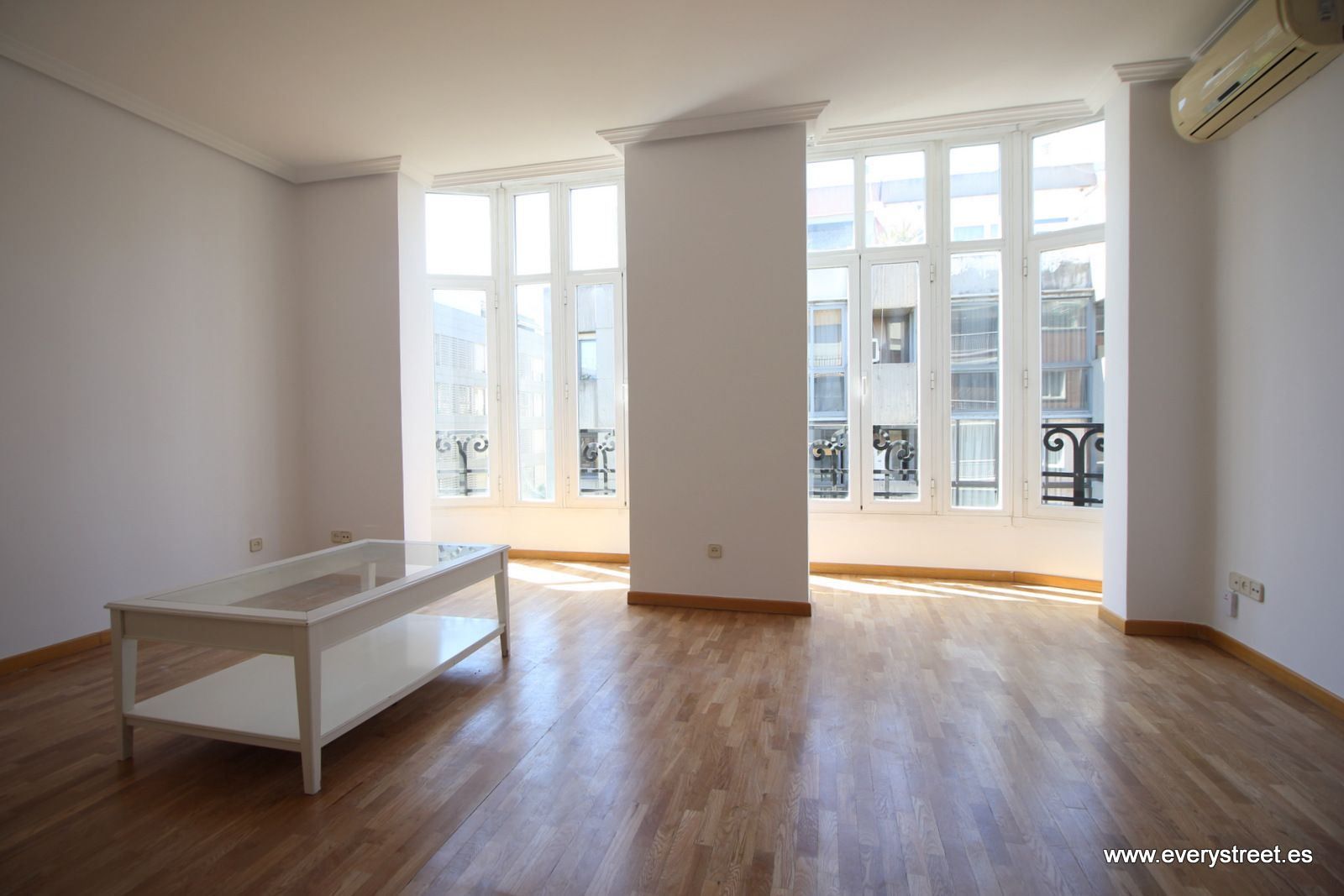 Sala de estar de Piso de alquiler en  Madrid Capital con Aire acondicionado, Calefacción y Parquet