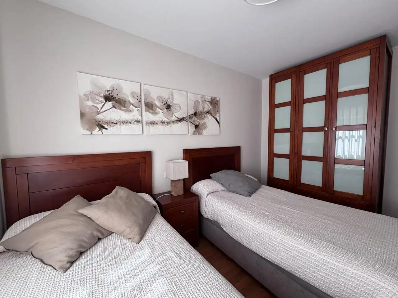 Schlafzimmer von Erdgeschoss zur Miete in Gijón  mit Heizung und Möbliert