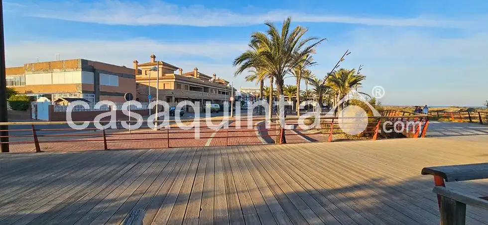 Vista exterior de Dúplex en venda en San Pedro del Pinatar amb Calefacció, Terrassa i Traster