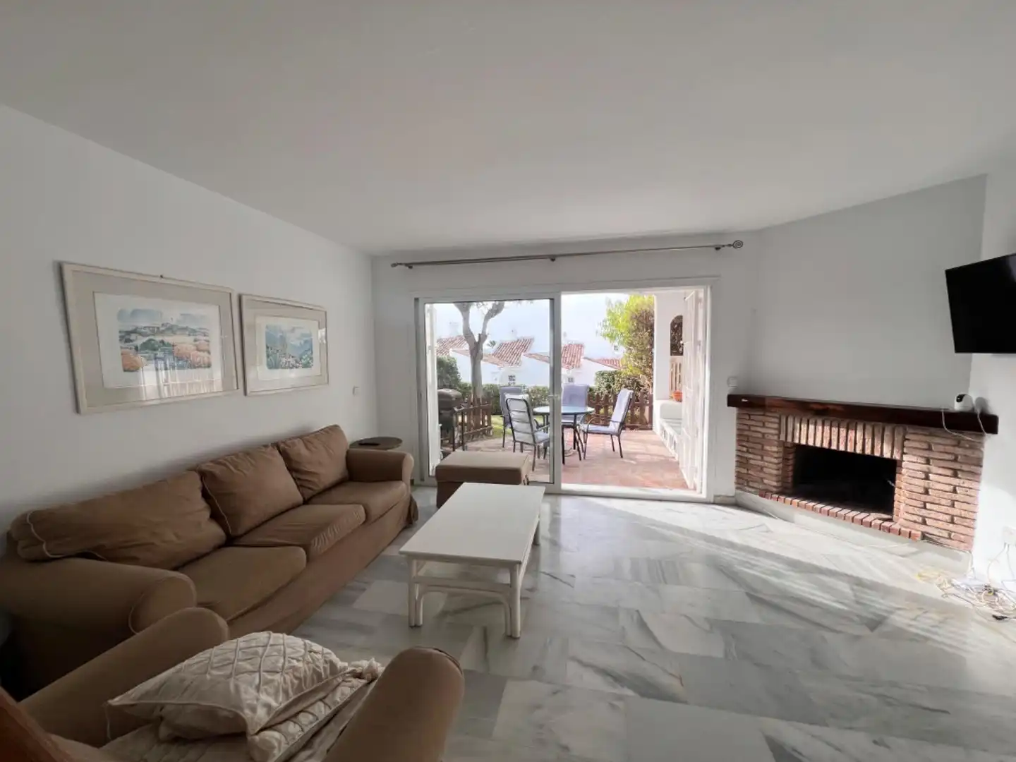 Sala d'estar de Casa adosada en venda en Mijas amb Jardí privat, Terrassa i Traster