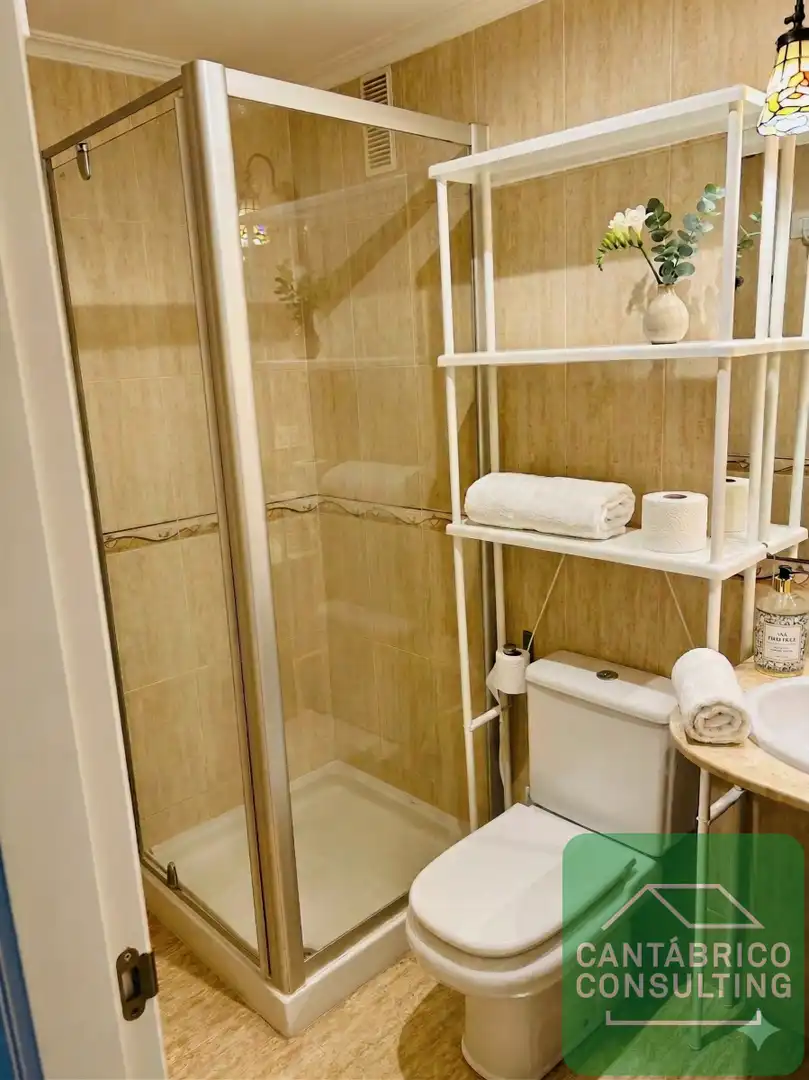 Badezimmer von Maisonette zum Verkauf in Navia mit Heizung, Parkett und Möbliert