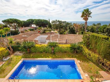 Xalet amb balcó en venda a Canyelles