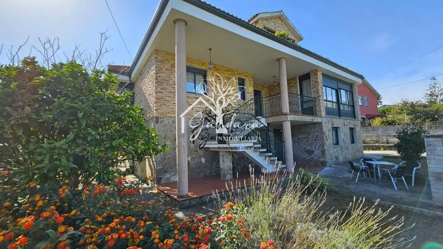 Chalet con terraza en venta en Ares