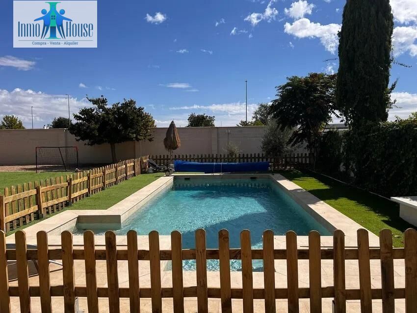 Piscina de Casa o xalet en venda en  Albacete Capital amb Calefacció, Traster i Piscina