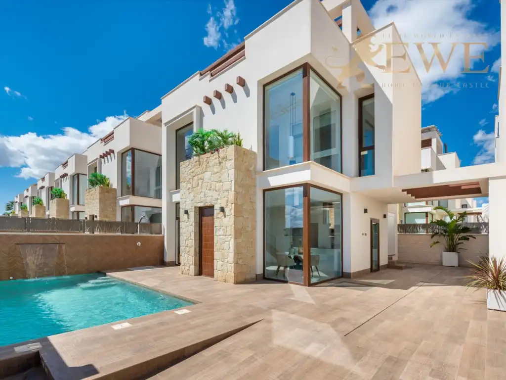 Detached house with pool for sale in Los Montesinos