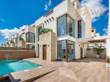 Detached house with pool for sale in Los Montesinos