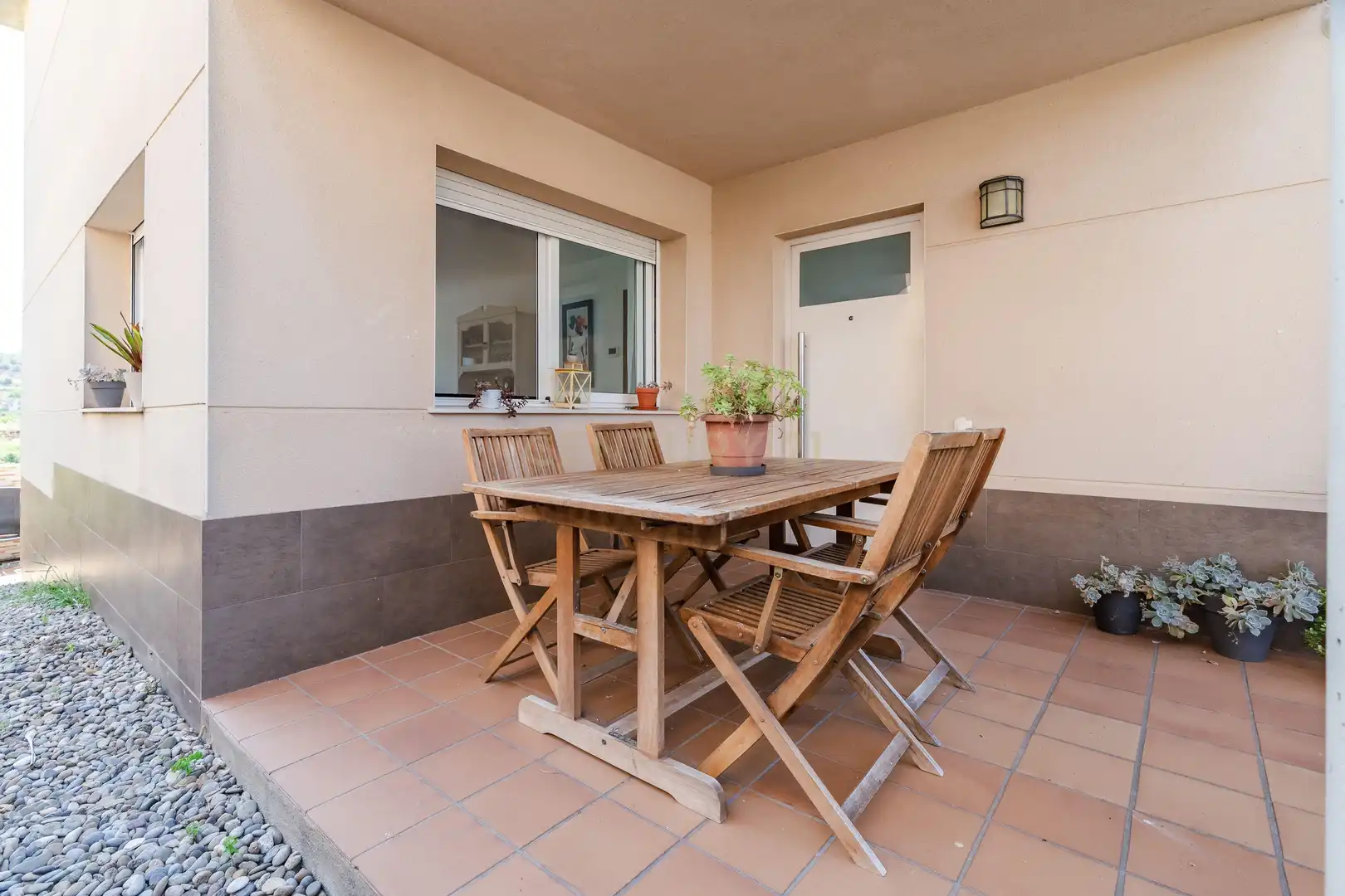 Terrasse von Einfamilien-Reihenhaus zum Verkauf in Vila-rodona mit Privatgarten und Ofen