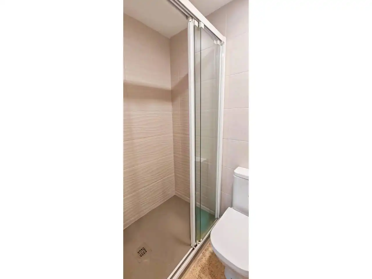 Bany de Àtic en venda en Girona amb Calefacció, Terrassa i Alarma