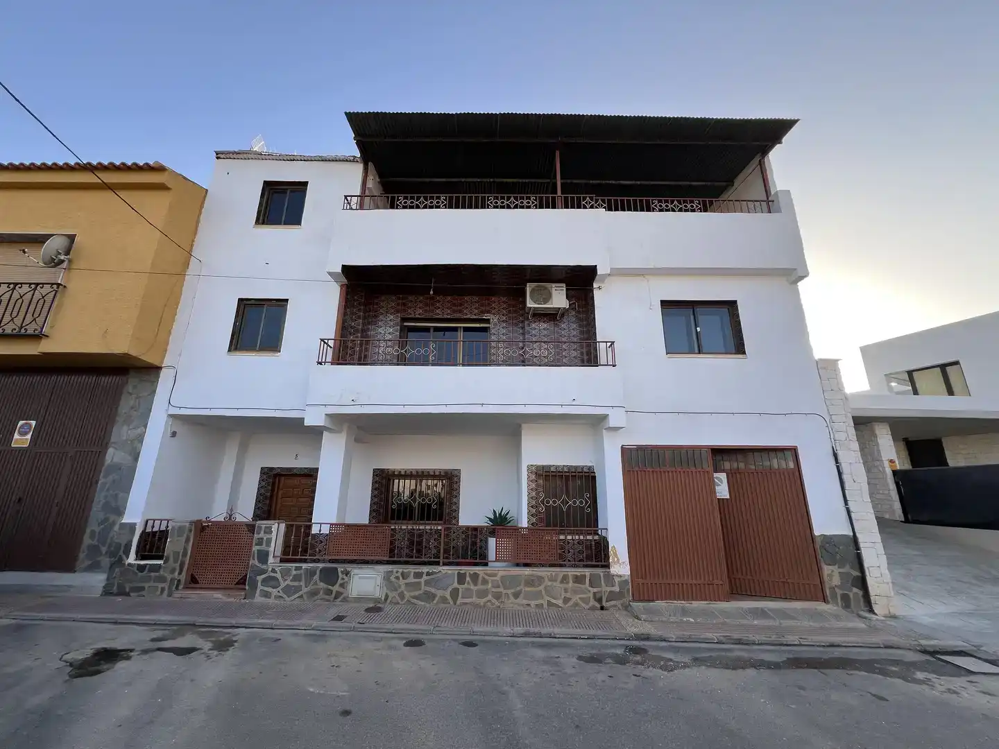 Vista exterior de Casa adosada en venda en Guadix amb Traster i Balcó