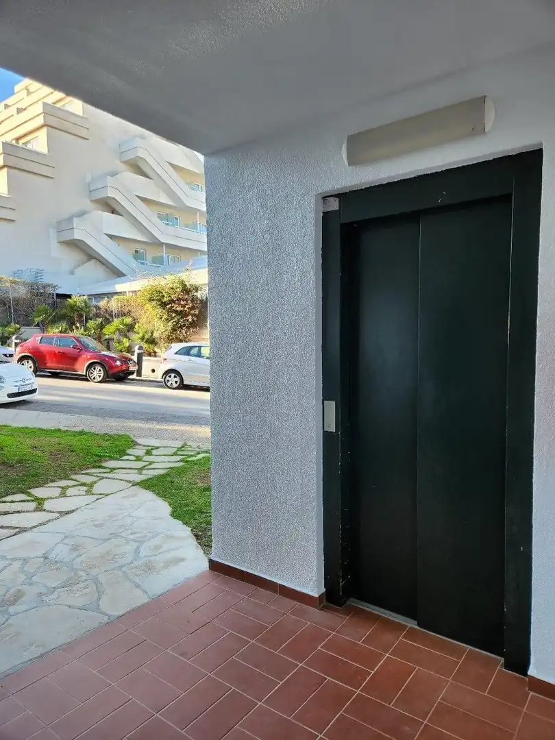 Parkplatz von Wohnung zur Miete in Sitges mit Klimaanlage, Privatgarten und Terrasse