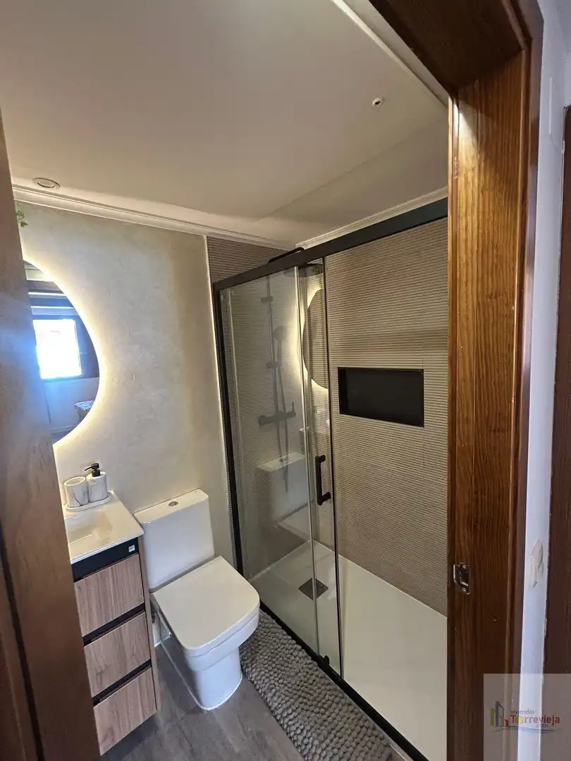 Bany de Apartament de lloguer en Torrevieja amb Aire condicionat, Calefacció i Terrassa