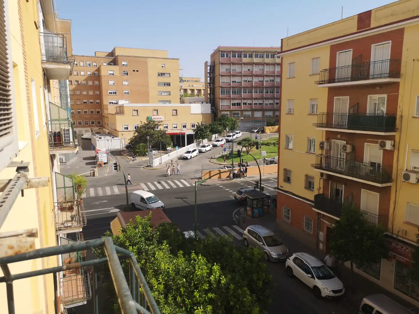 Vista exterior de Pis en venda en Sevilla amb Aire condicionat i Balcó