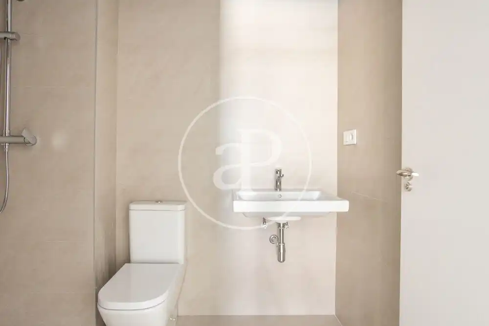 Baño de Piso en venta en Valencia con Aire acondicionado, Calefacción y Terraza