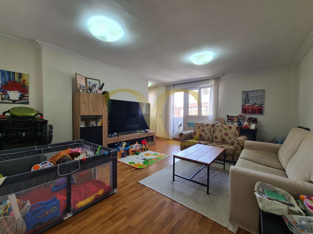 Sala de estar de Piso en venta en Siero con Calefacción, Terraza y Trastero