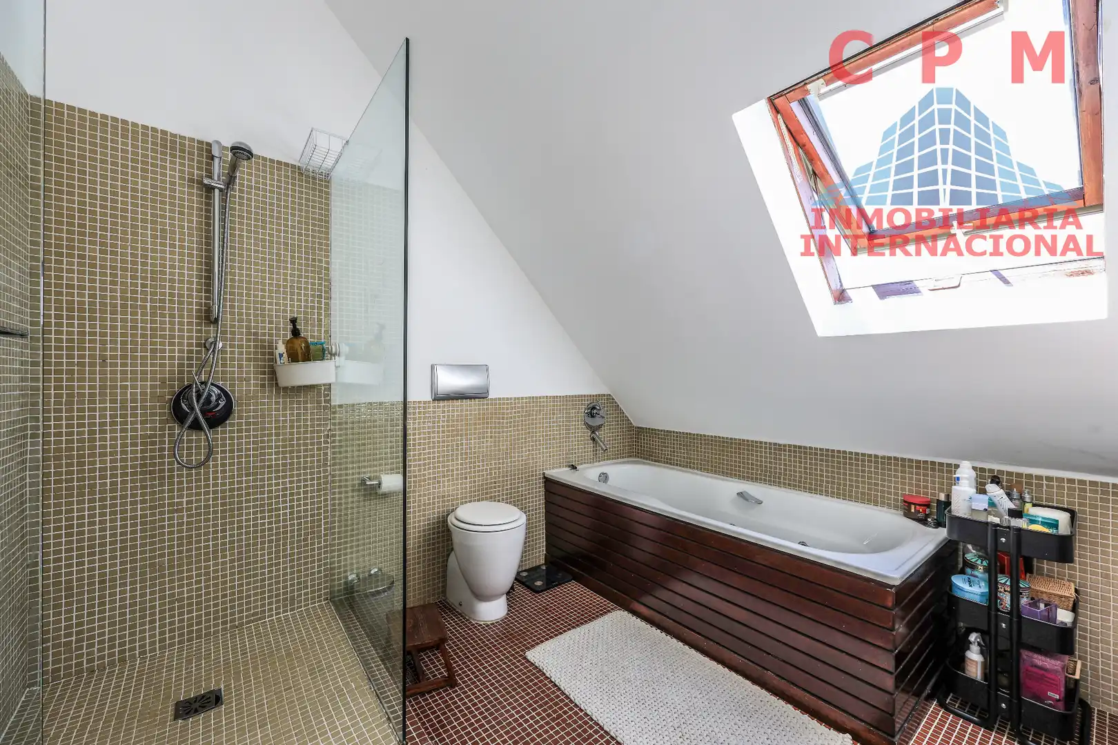 Baño de Casa adosada de alquiler en La Moraleja con Aire acondicionado, Calefacción y Jardín privado