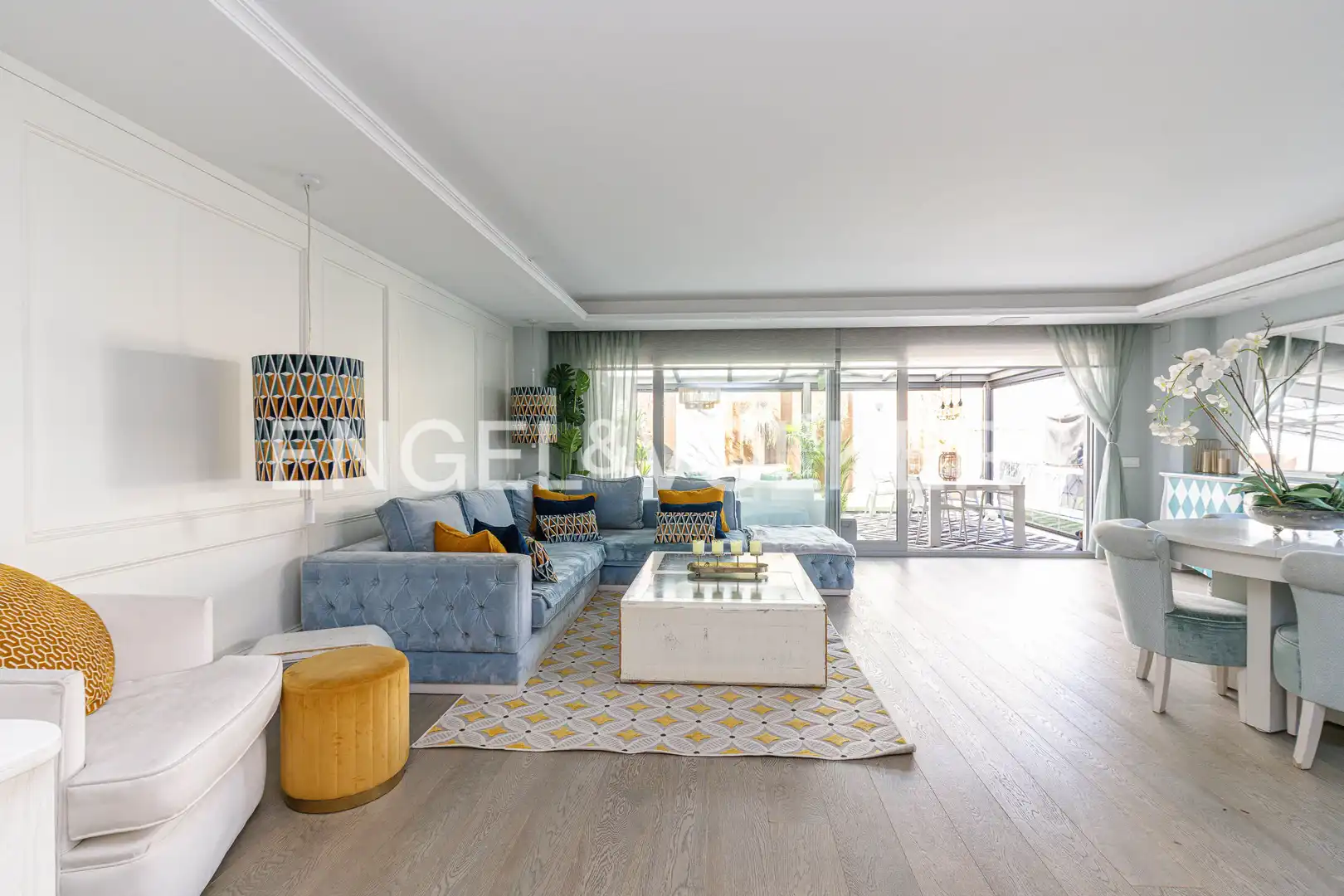 Sala de estar de Casa adosada en venta en Pozuelo de Alarcón con Aire acondicionado, Calefacción y Jardín privado