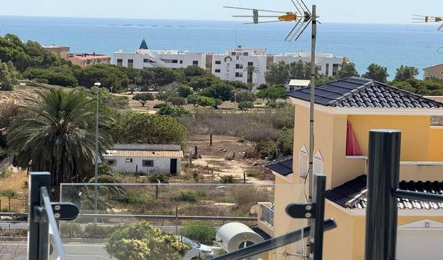 Casa adosada en Venta en Avenida del Olivero en Los Secanos