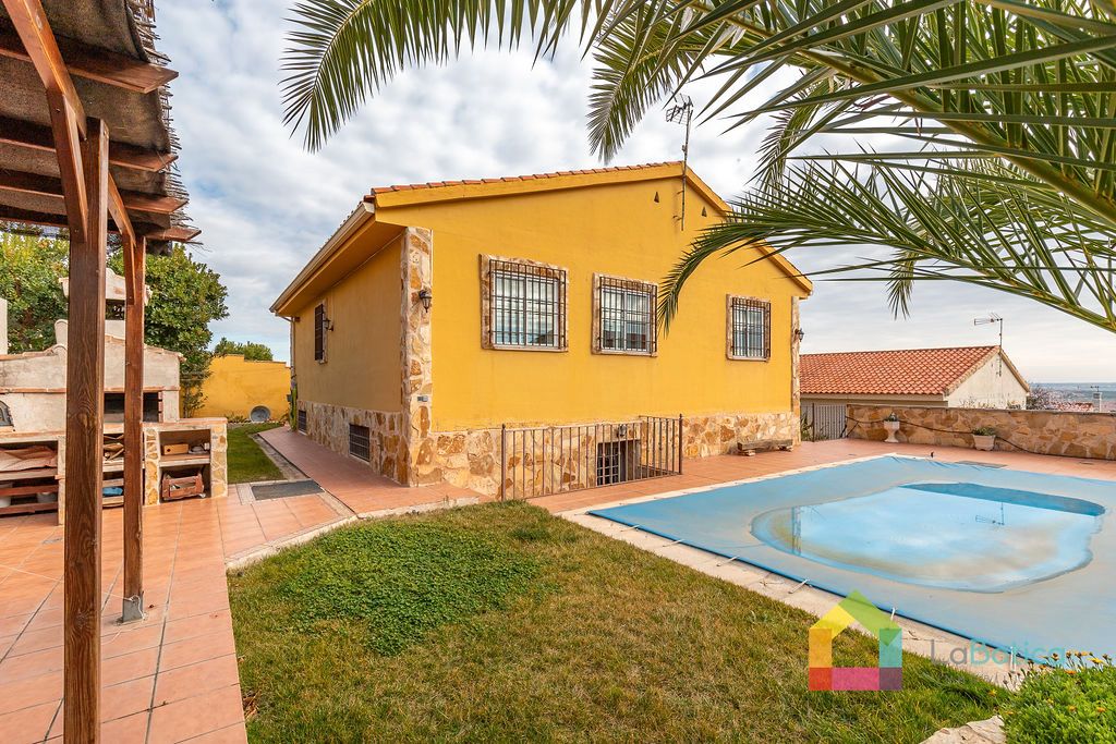 Vista exterior de Casa o xalet en venda en Cobisa amb Aire condicionat, Calefacció i Jardí privat