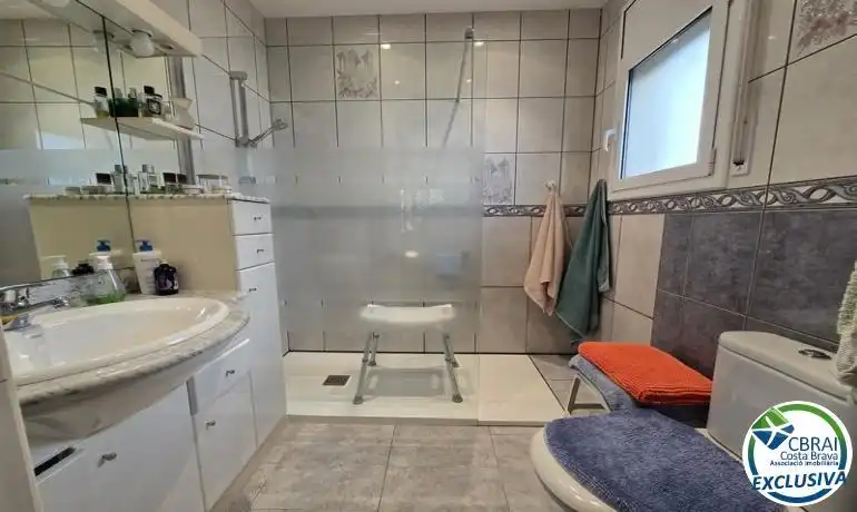 Bany de Casa o xalet en venda en Empuriabrava amb Calefacció, Terrassa i Piscina