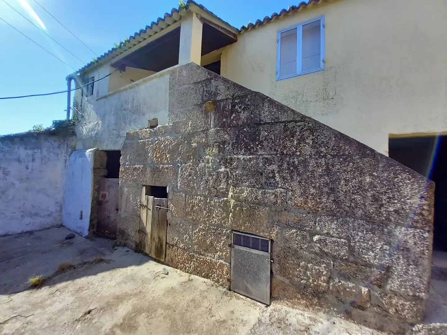 Vista exterior de Casa o xalet en venda en Ribeira amb Jardí privat, Traster i Moblat