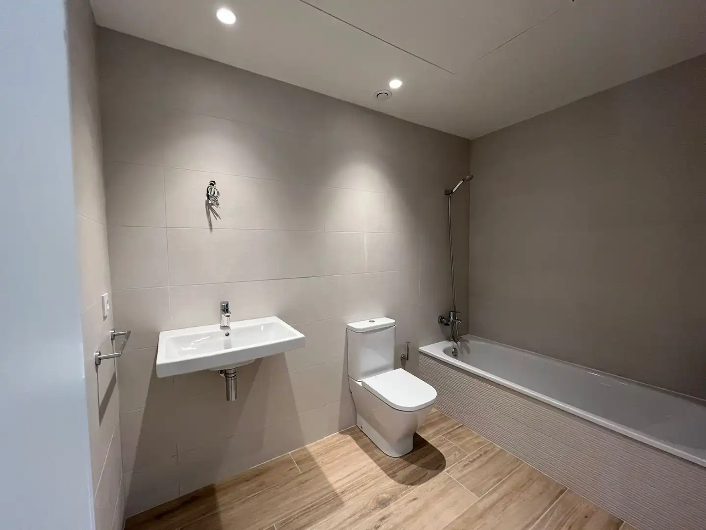 Badezimmer von Wohnung zur Miete in Girona mit Klimaanlage, Heizung und Terrasse