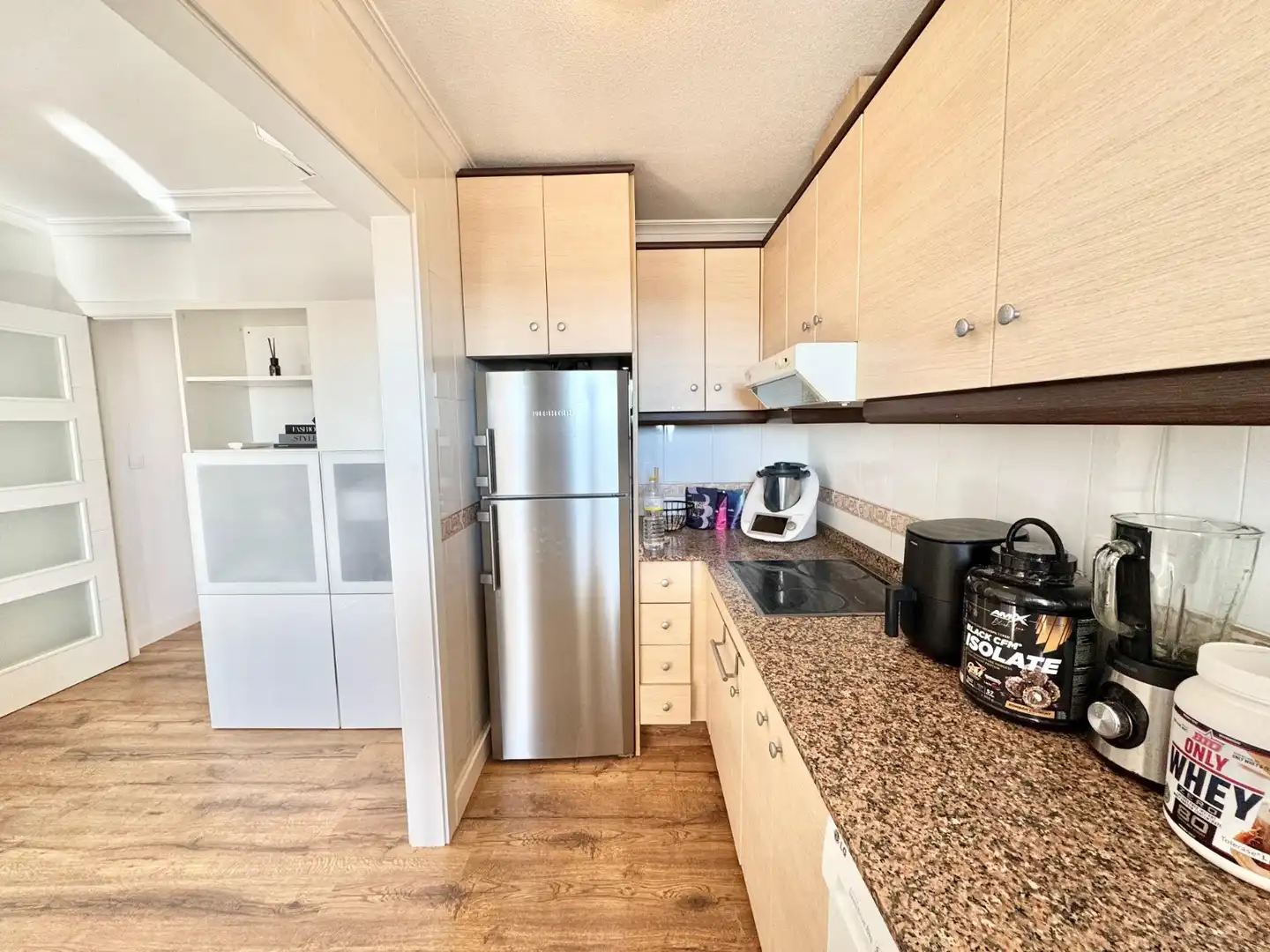 Cuina de Apartament de lloguer en Torrevieja amb Aire condicionat, Piscina i Moblat