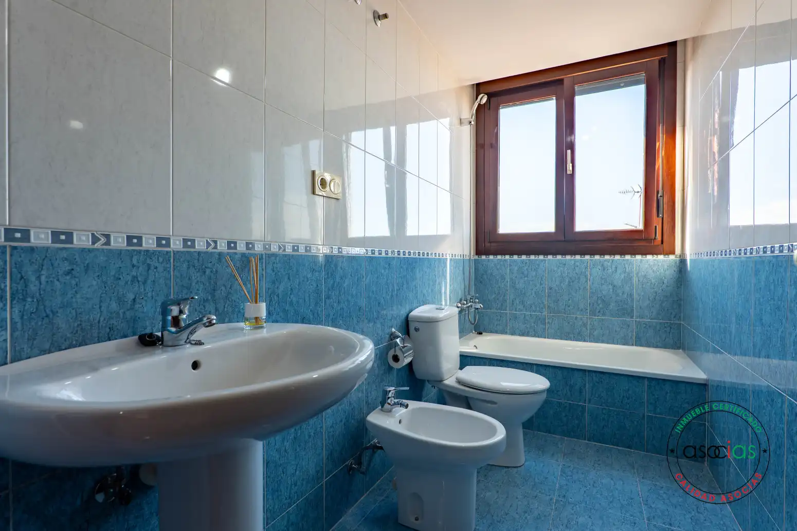 Bathroom of Flat for sale in Sur
