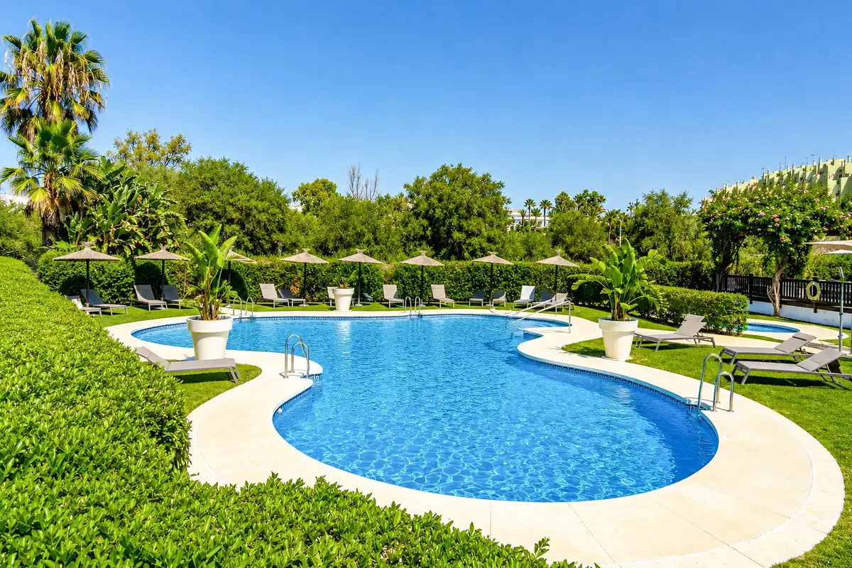 Piscina de Planta baixa en venda en Estepona amb Aire condicionat, Jardí privat i Terrassa