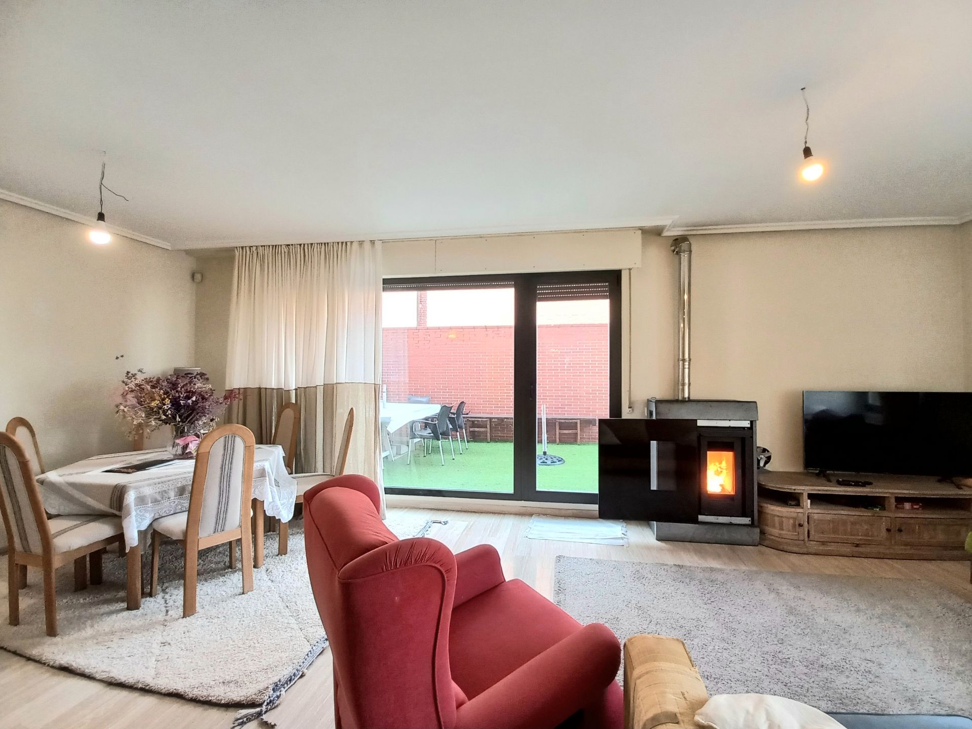 Sala d'estar de Casa adosada en venda en Burgos Capital amb Jardí privat