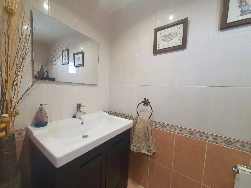 Bany de Casa adosada en venda en Colmenar Viejo amb Aire condicionat, Jardí privat i Terrassa