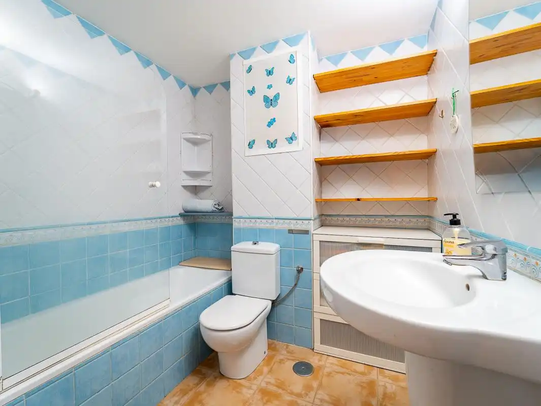 Baño de Piso en venta en Torremolinos con Calefacción, Terraza y Balcón