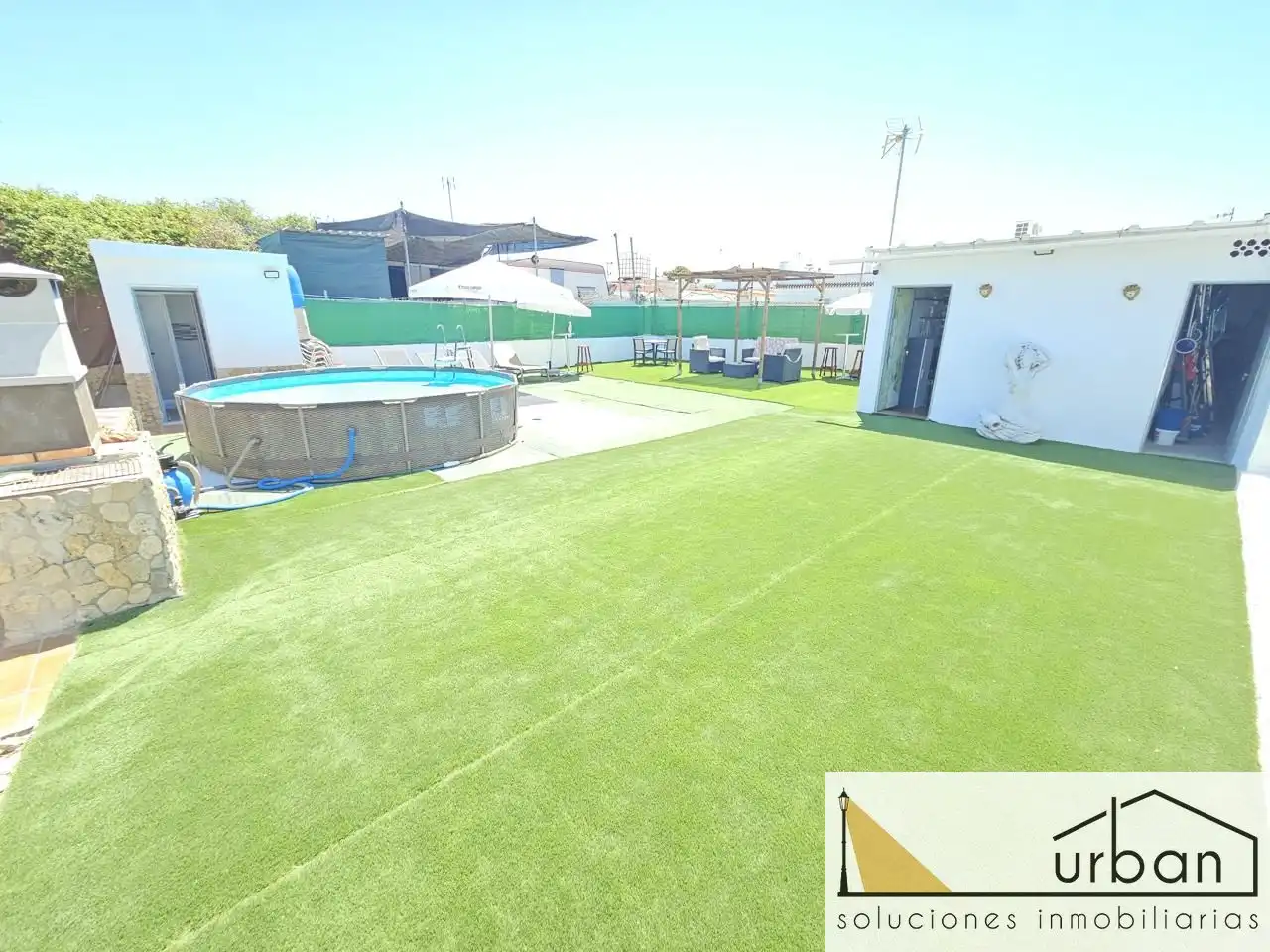 Piscina de Finca rústica en venda en Chipiona amb Aire condicionat, Calefacció i Jardí privat