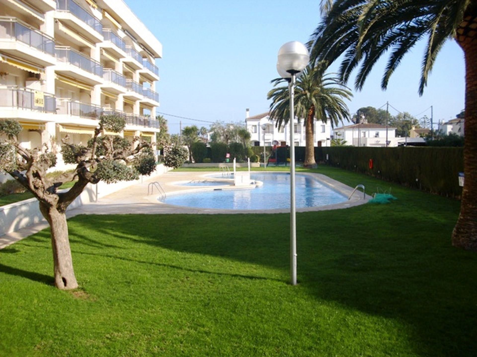 Piscina de Apartament en venda en Cambrils amb Jardí privat, Terrassa i Moblat