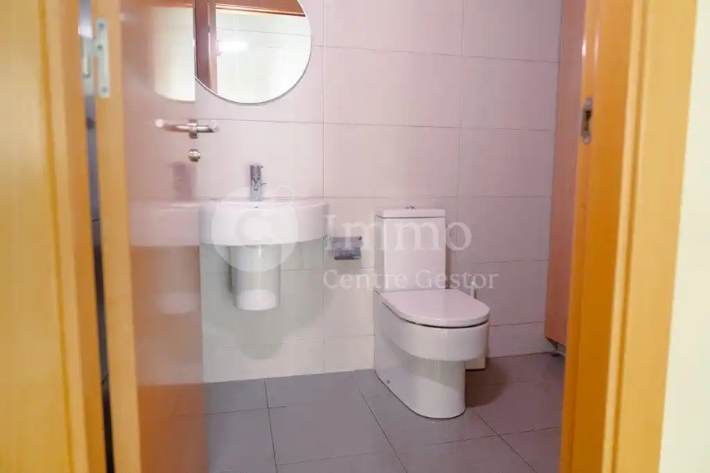 Badezimmer von Büro zur Miete in Lleida mit Klimaanlage und Heizung