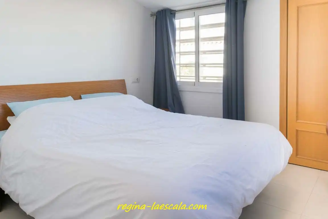 Schlafzimmer von Dachboden zum Verkauf in L'Escala mit Heizung, Terrasse und Möbliert