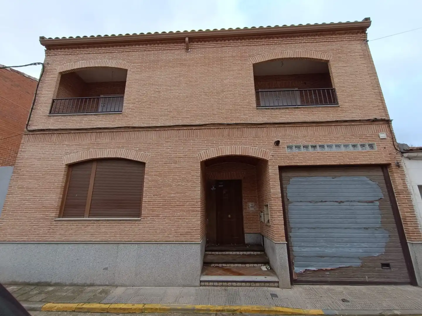 Außenansicht von Einfamilien-Reihenhaus zum Verkauf in Talavera de la Reina mit Abstellraum