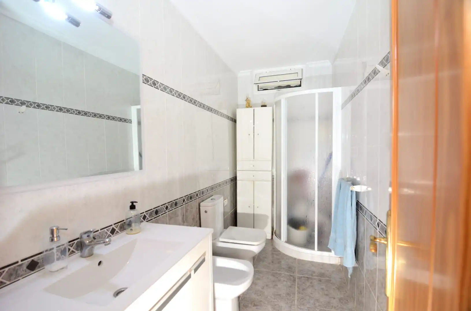 Baño de Piso en venta en Telde con Amueblado, Horno y Lavadora