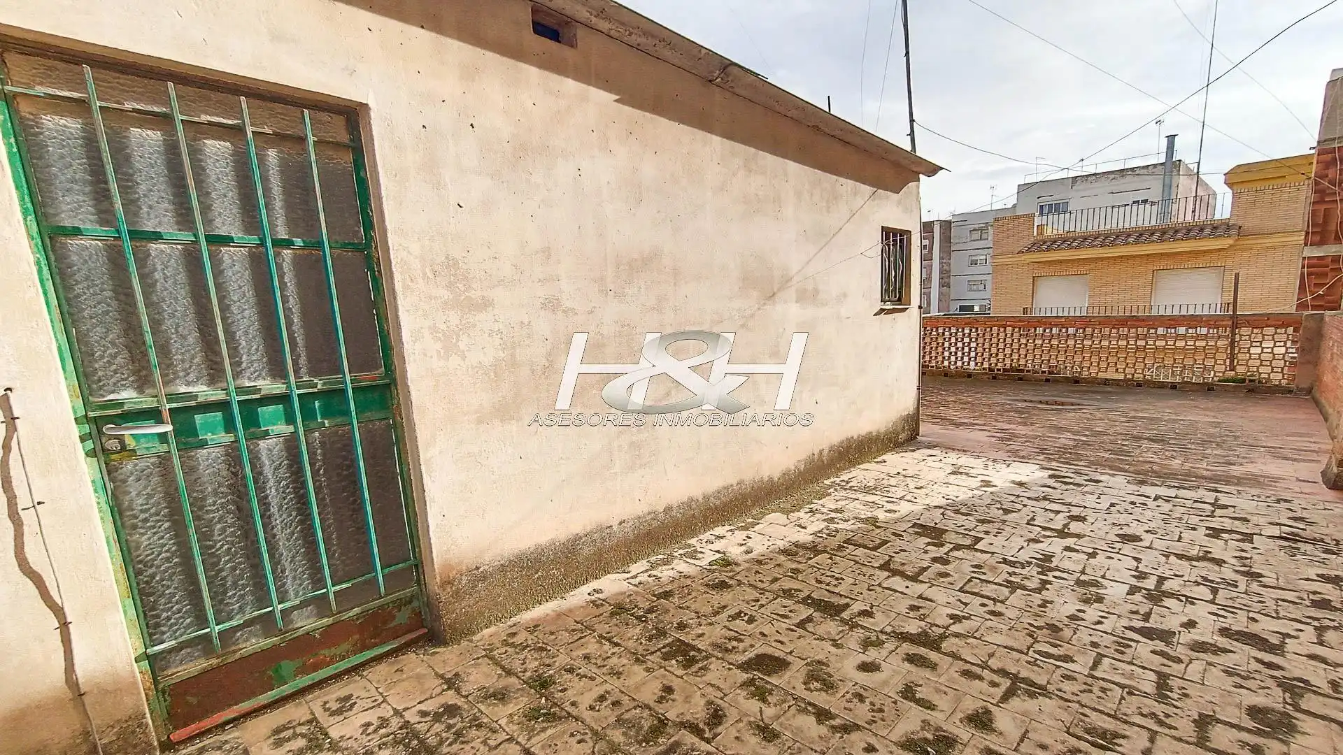 Vista exterior de Casa o xalet en venda en Burjassot amb Terrassa i Traster