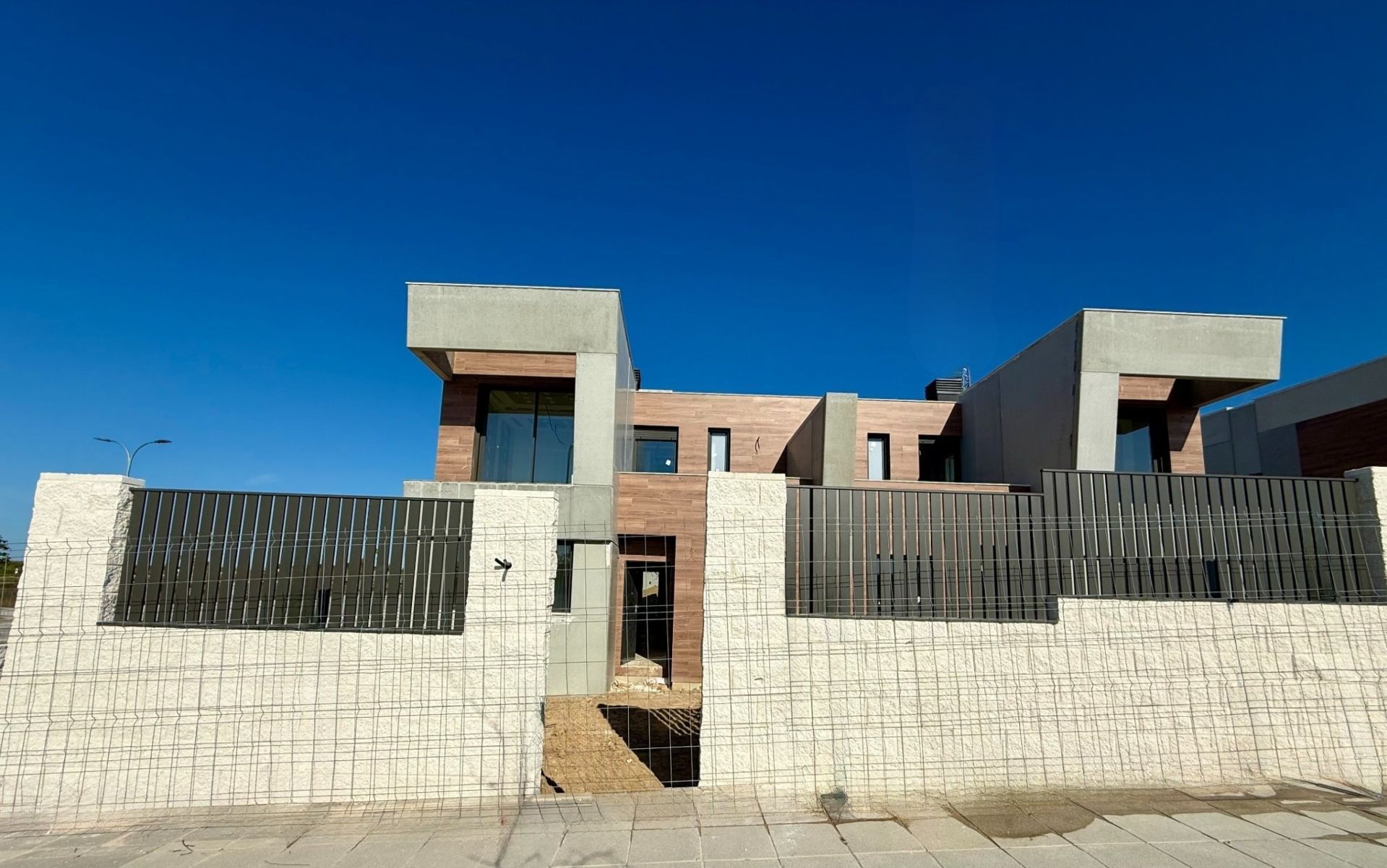 Vista exterior de Casa adosada en venda en Villaviciosa de Odón amb Calefacció, Jardí privat i Terrassa