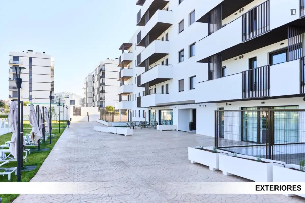 Vista exterior de Apartament per a compartir en Dos Hermanas amb Aire condicionat, Calefacció i Moblat