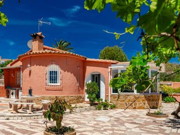 Detached house with pool for sale in Cometa