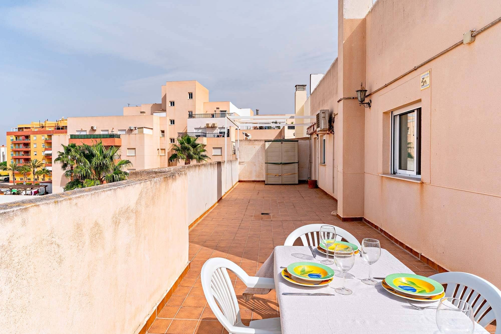 Terraza de Piso en venta en Roquetas de Mar con Calefacción, Terraza y Piscina comunitaria