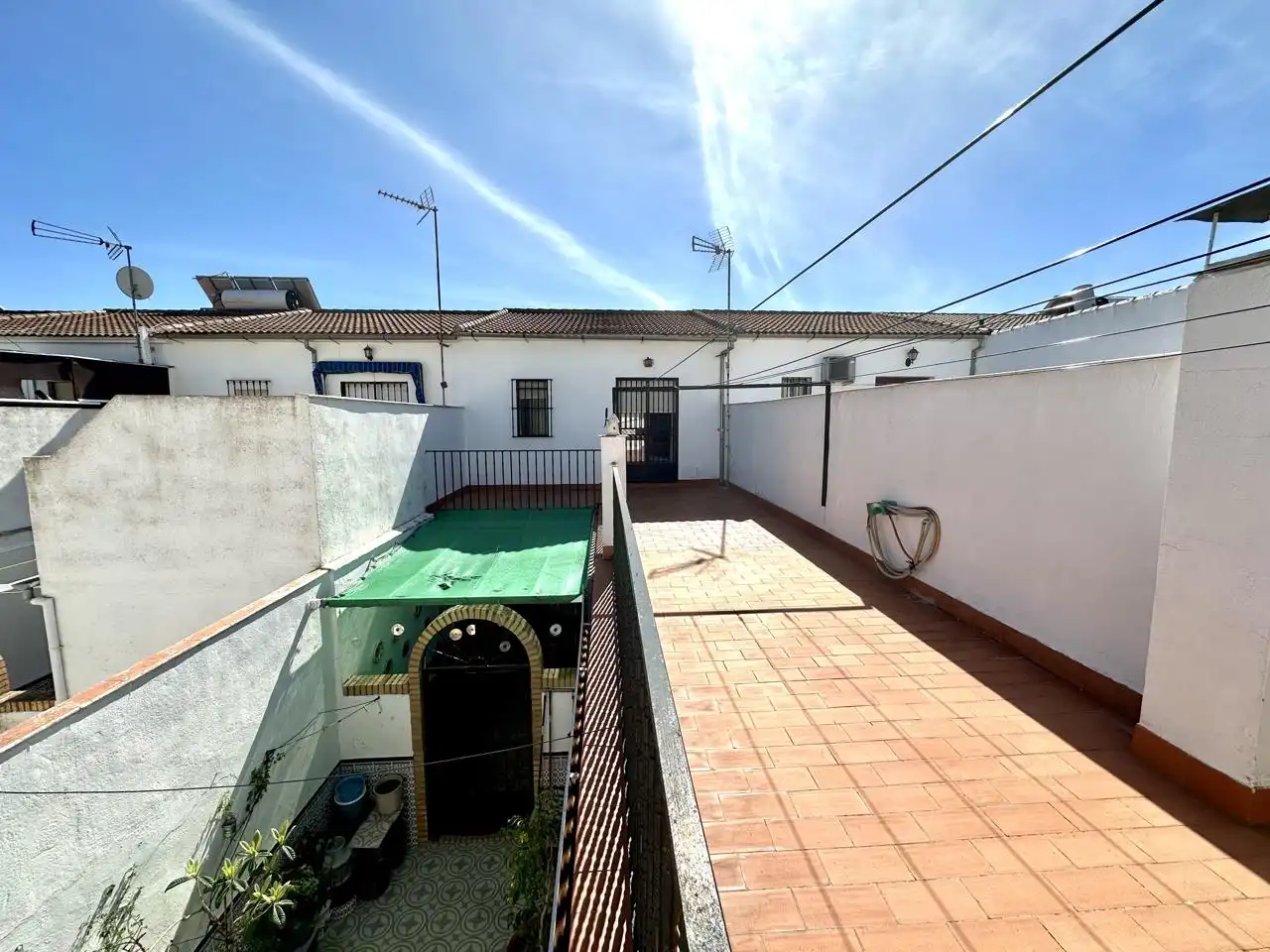 Vista exterior de Casa adosada en venda en Sierra de Yeguas amb Aire condicionat, Jardí privat i Terrassa